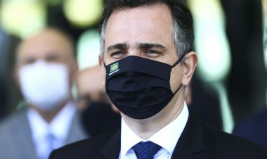 Presidente do Senado diz que “democracia é inegociável"