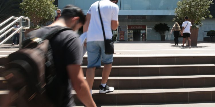 Ibaneis revoga restrições de horário no comércio do DF