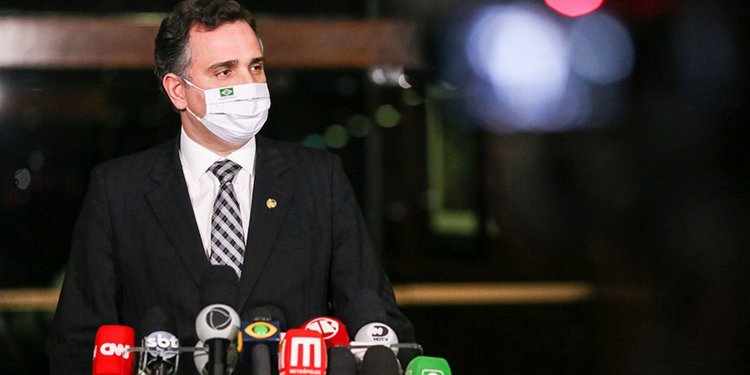 Presidente do Senado quer votar projeto sobre preço de combustíveis