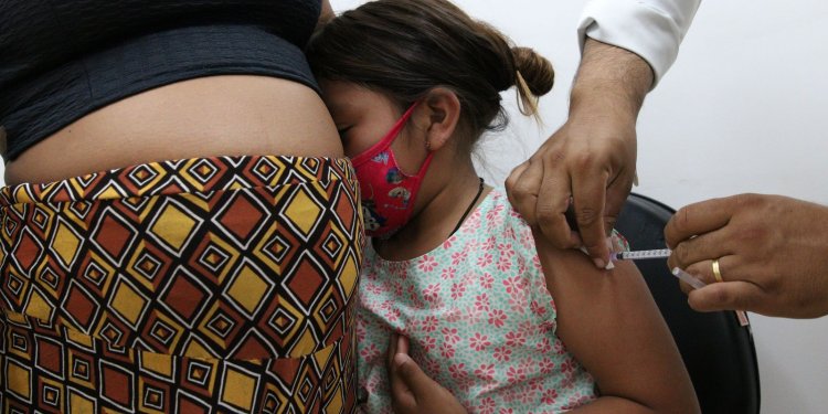 Vacinação de crianças indígenas leva esperança a aldeia em São Paulo