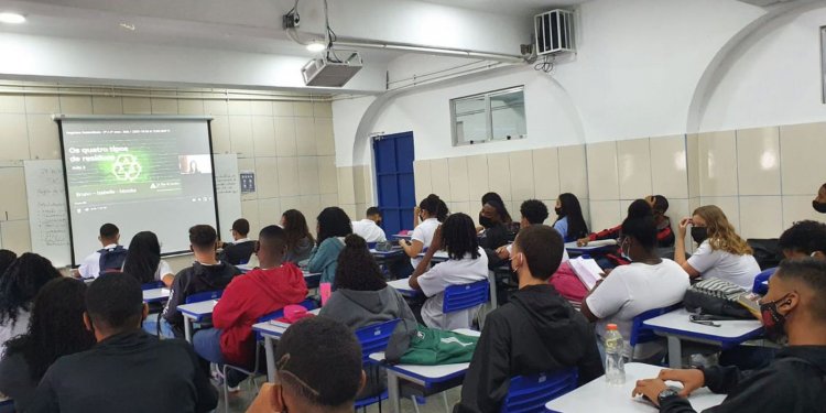 Parceria público-privada combate evasão escolar no Rio de Janeiro