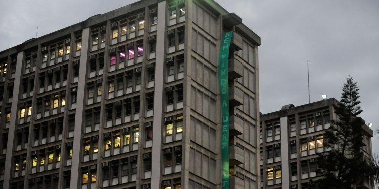 Avanço da Ômicron leva Uerj a manter atividades presenciais suspensas