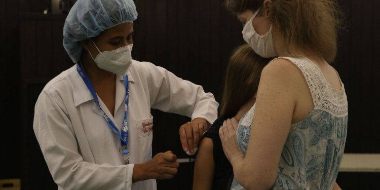Rio de Janeiro vacina nesta segunda meninas de 7 anos contra covid-19