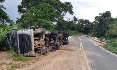 Carreta carregada de café tomba na BR-267 em Argirita e outra na BR-116, entre Leopoldina e Além Paraíba
