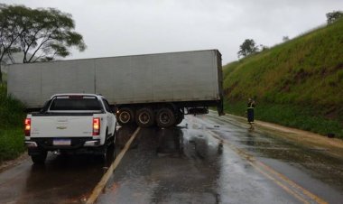 Motorista perde controle e carreta atravessa pista da BR-116 em Leopoldina