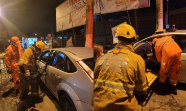 Em Barbacena motorista perde controle do carro e bate em grade de loja
