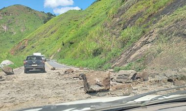 Rocha desliza sobre pista e interdita parte da BR-267 na Serra de Argirita