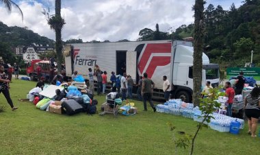 Caminhão da Estofados Ferrari entrega donativos em Petrópolis