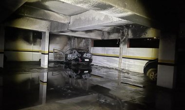 Carro pega fogo em garagem de prédio em Viçosa