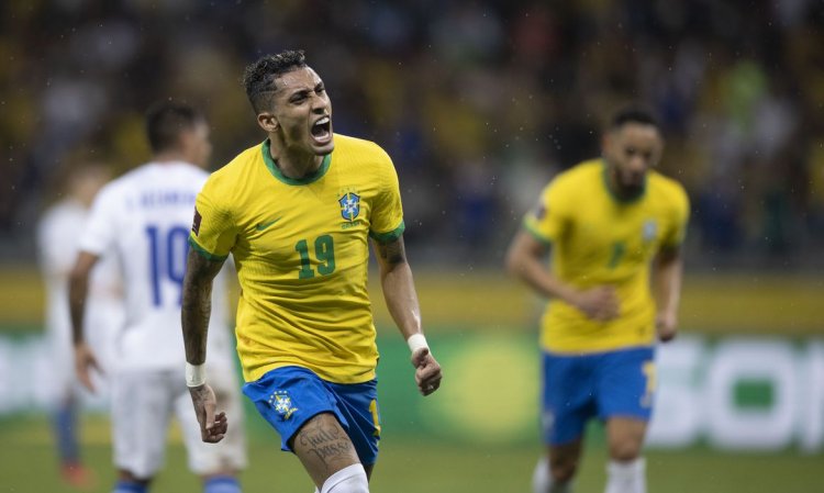 Sem Neymar Brasil goleia o Paraguai nas Eliminatórias