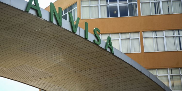 Anvisa alerta que 50 Ervas Emagrecedor está proibido no Brasil