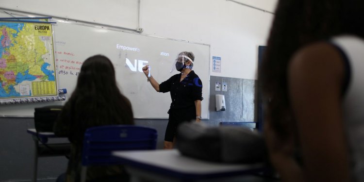 Estudantes do Rio de Janeiro retornam às aulas 100% presenciais