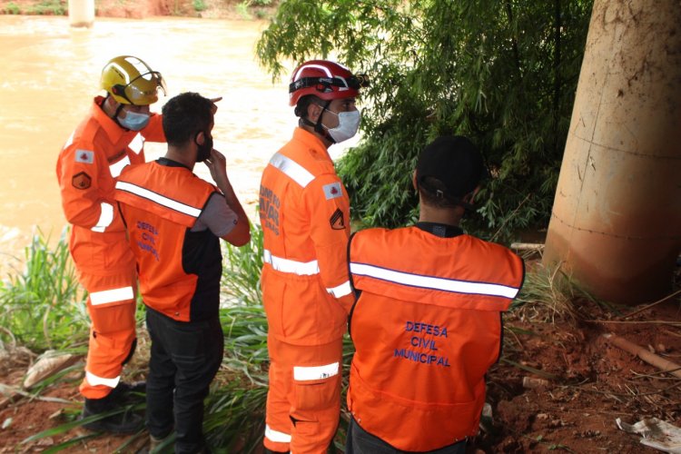 Bombeiros e Defesa Civil de Guidoval fazem vistoria em risco de alagamentos, deslizamento e inundação