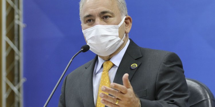 Ministro pede aos pais que levem seus filhos para vacinar contra covid