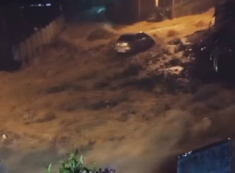 Distrito de Ribeiro Junqueira em Leopoldina tem ruas alagadas por forte temporal