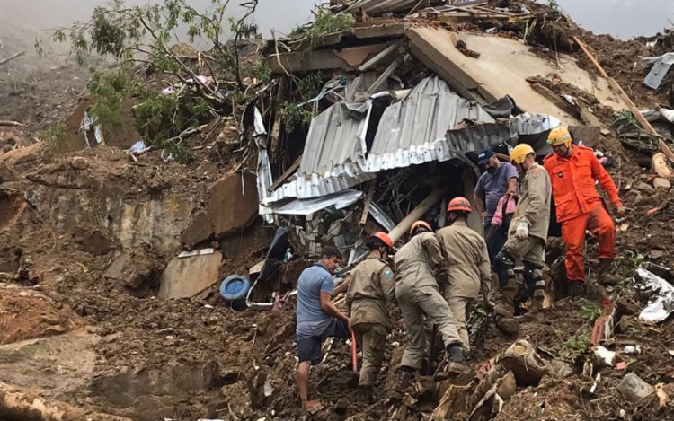 Mortes causadas pela chuva em Petrópolis já chegam a 120