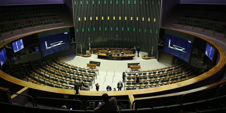 Campanha incentiva participação feminina na política