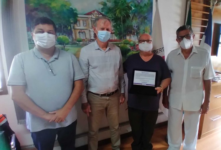 Prefeito de Ubá recebe coordenadores da Casa de Oração para homenagem de agradecimento