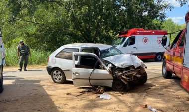 Carro e caminhão batem de frente na estrada próximo a Sereno