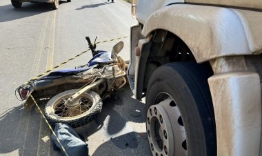 Homem morre após bater de frente sua motocicleta em um caminhão