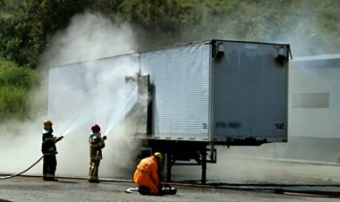 Baú de carreta pega fogo em pátio de posto de combustíveis em Leopoldina