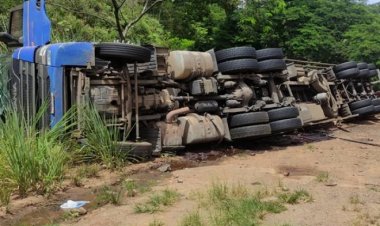 Carreta carregada de cascos de cerveja tomba na BR-116 e motorista sai ileso