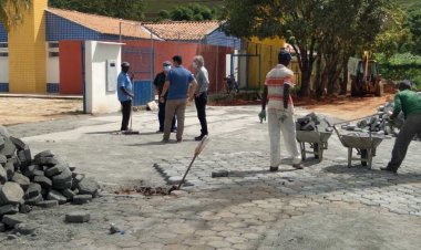 Prefeito Edson Teixeira visita obras em andamento no município de Ubá
