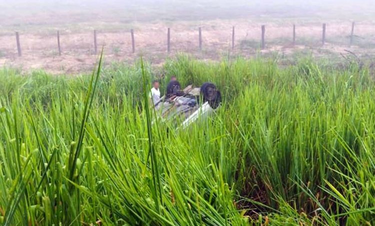 Motorista sai ileso após perder direção e carro capotar em Leopoldina