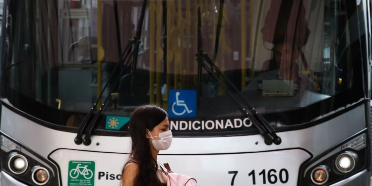 Fiocruz considera prematura retirada de máscaras e passaporte