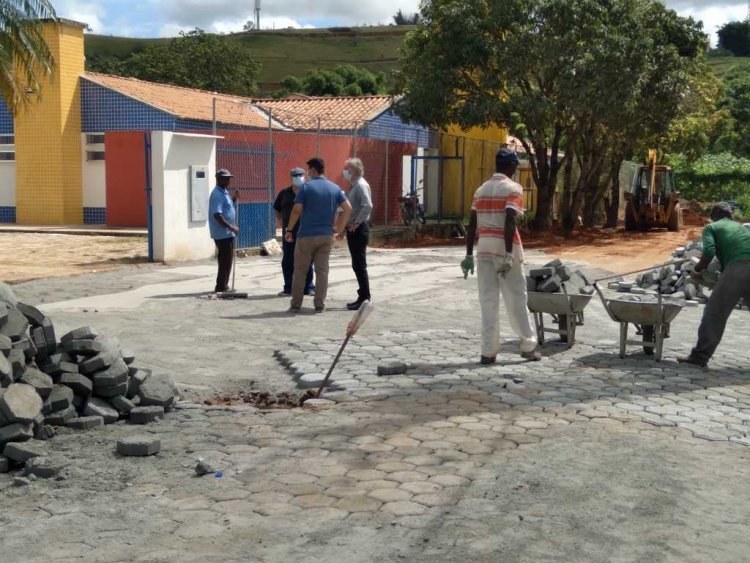 Prefeito Edson Teixeira visita obras em andamento no município de Ubá