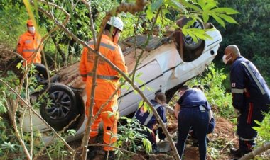Mulher morre ao despencar com carro de barranco em Muriaé