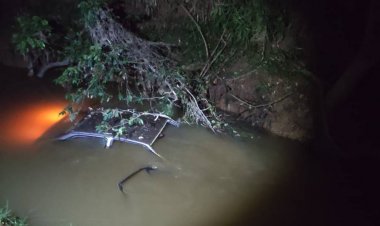 Motorista morre após carro cair em córrego em São João Nepomuceno