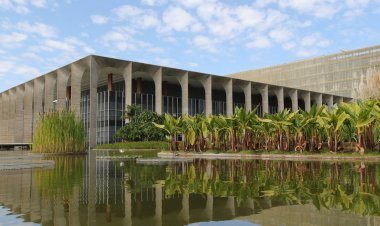 Governo brasileiro cumprimenta Macron por reeleição na França