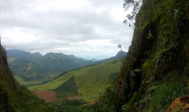 Bombeiros usam rapel e helicóptero para salvar jovem que escalava serra e caiu de 150 m em Manhuaçu