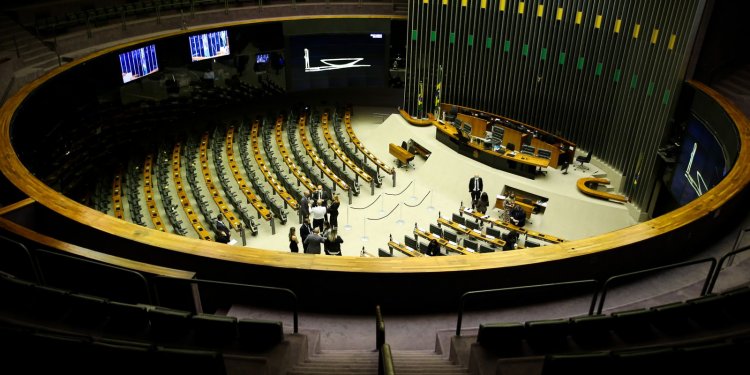 Deputados têm até hoje para trocar de partido sem perder mandato