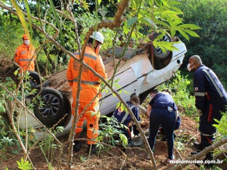 Mulher morre ao despencar com carro de barranco em Muriaé