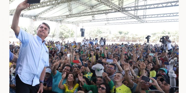 Presidente participa de entrega de títulos de regularização fundiária