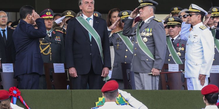 Exército está presente em momentos difíceis do país, diz presidente