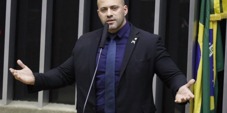 Em dia de julgamento, deputado Daniel Silveira volta a criticar STF