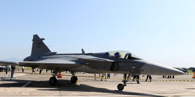 Caças Gripen comprados pelo Brasil recebem batismo operacional