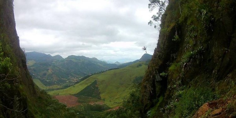 Bombeiros usam rapel e helicóptero para salvar jovem que escalava serra e caiu de 150 m em Manhuaçu