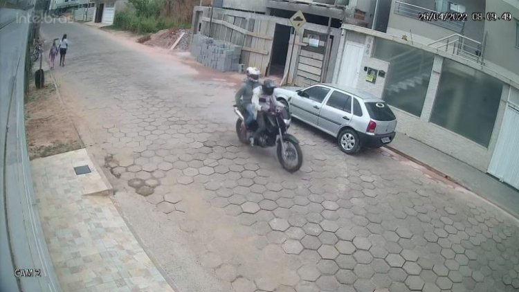 Homem assalta joalheria em Miraí e foge com comparsa em uma moto