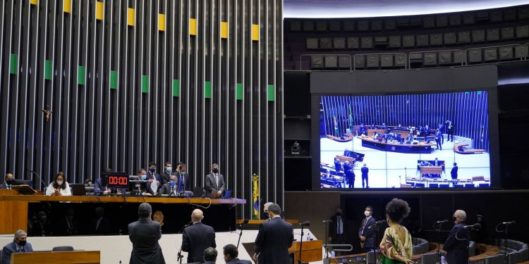 Câmara aprova MP com piso permanente de R$ 400 para Auxílio Brasil