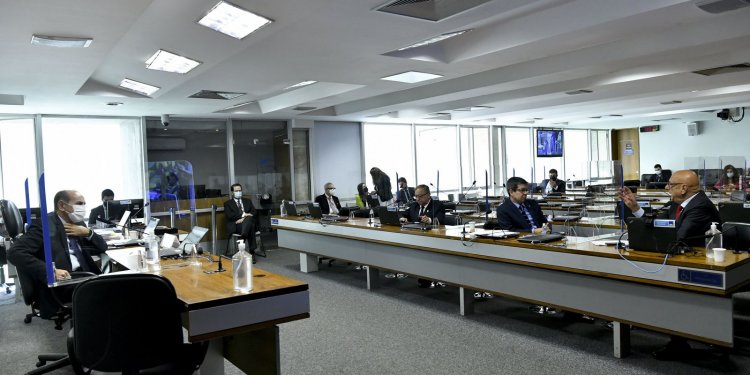 Comissão quer ouvir Weintraub sobre supostas irregularidades no FNDE