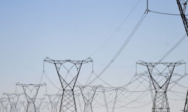 Ministro intermedia acordo para suspensão de reajuste da conta de luz