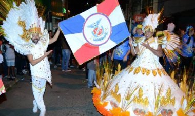 Apesar do frio escolas de samba de Muriaé fizeram bonito desfile na noite deste sábado na Praça João Pinheiro