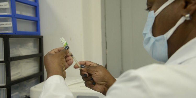 Covid-19: Rio aplica nova dose de reforço em quem tem 65 anos ou mais