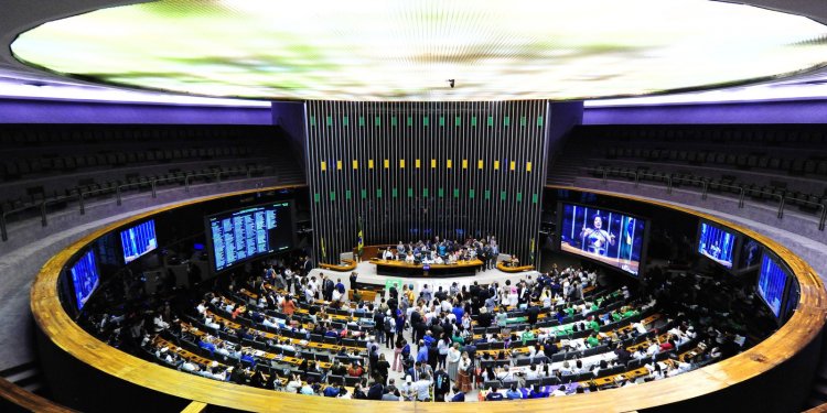 Câmara aprova piso salarial para enfermeiros