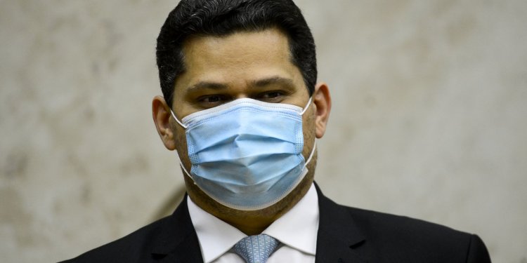 Ex-presidente do Senado é internado com fortes dores abdominais