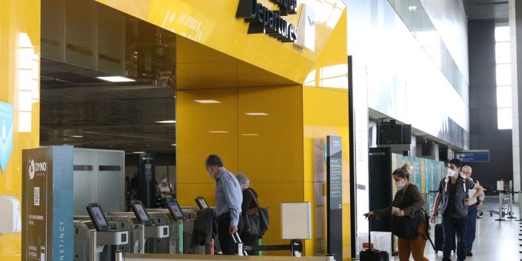 Anvisa autoriza serviço de bordo e mantém uso de máscaras em voos